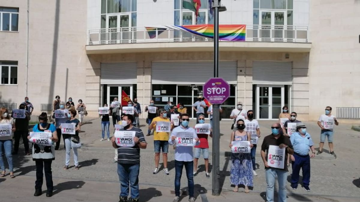 Medio centenar personas se concentra para pedir la unión de los partidos en la salida de la crisis