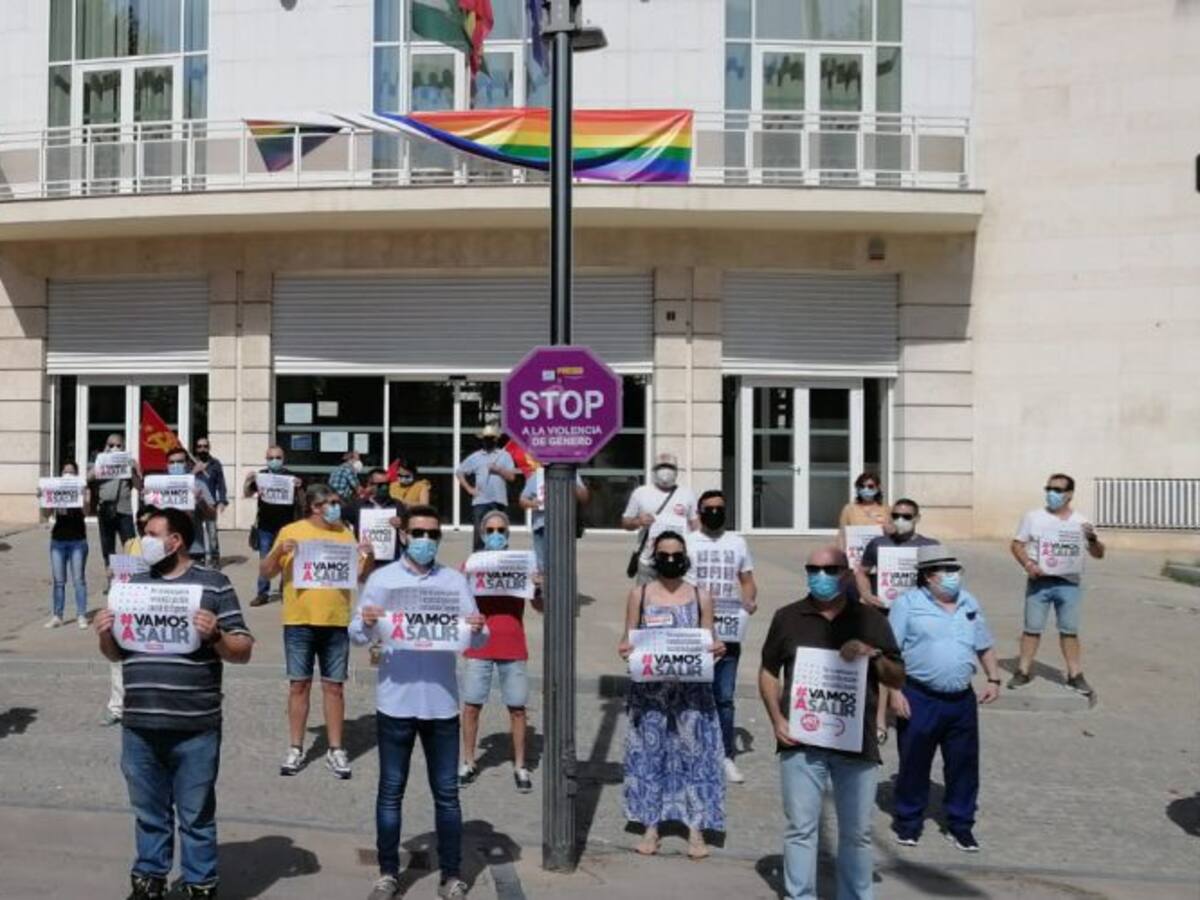 Medio centenar personas se concentra para pedir la unión de los partidos en la salida de la crisis