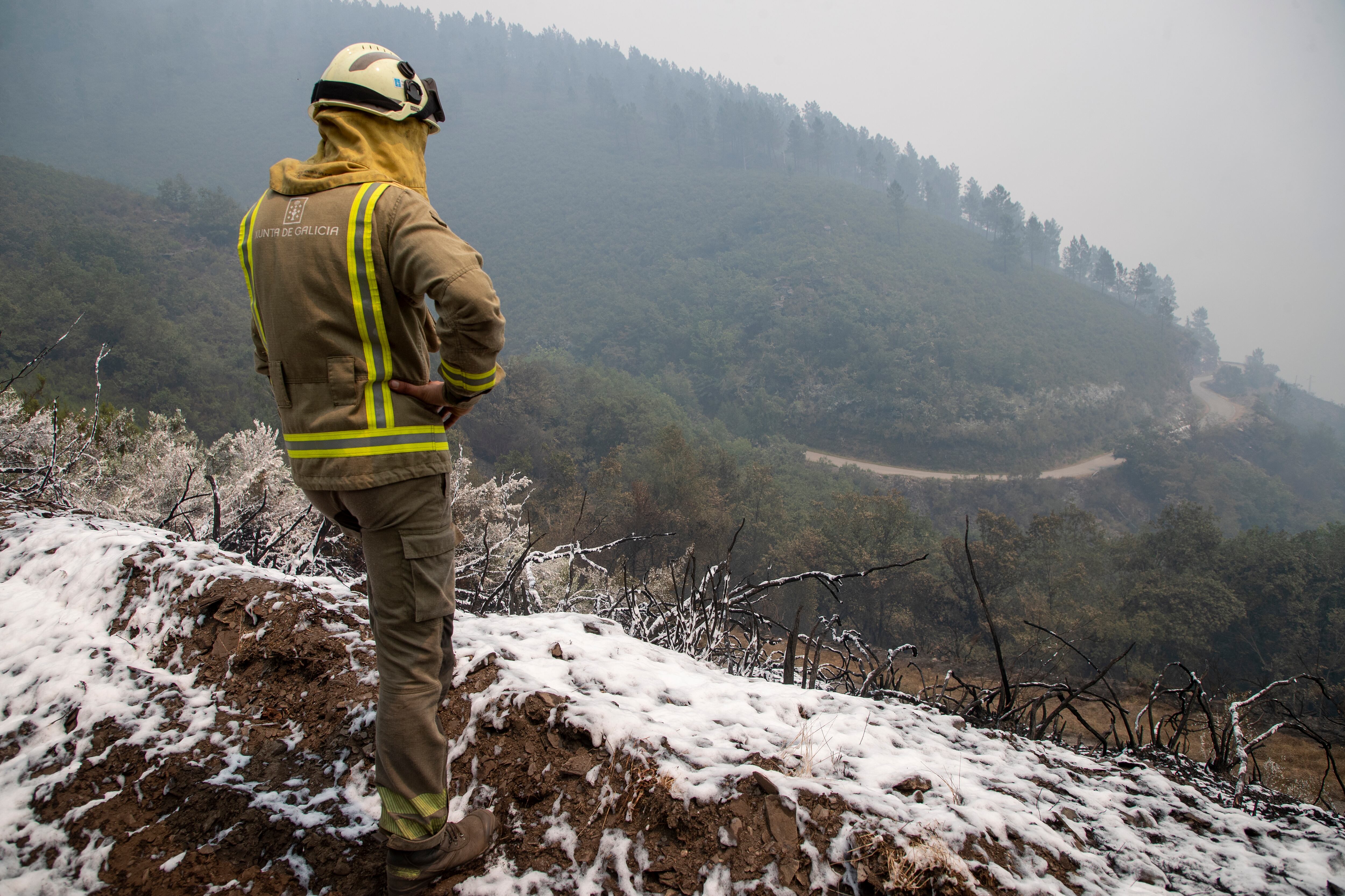 O COUREL (LUGO), 20/07/2022.- Un brigadista participa en las tareas de enfriamiento con espuma durante las labores de extinción del incendio de la localidad de O Courel (Lugo). EFE/ Eliseo Trigo