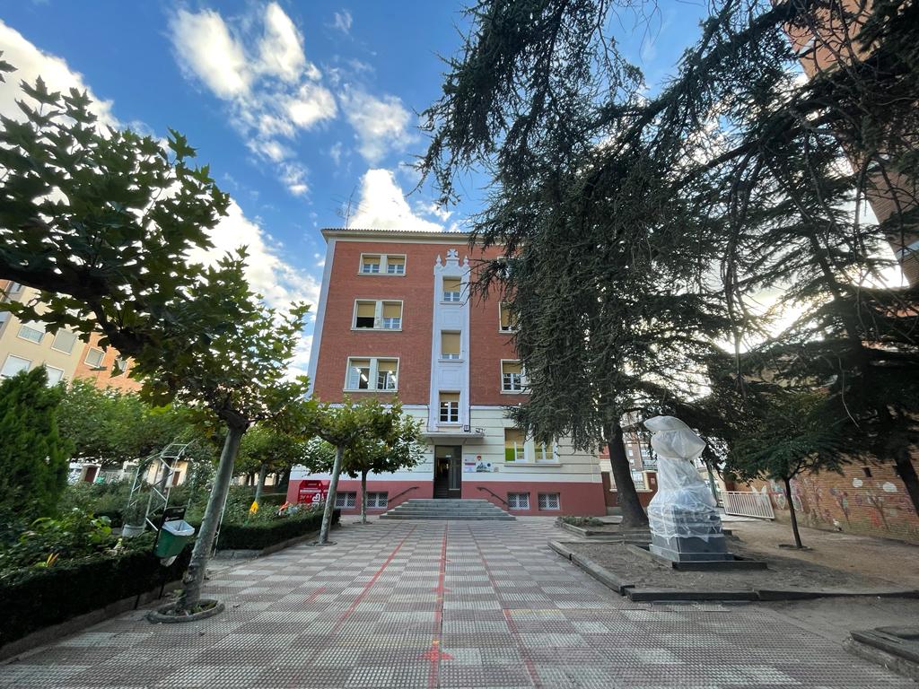 La escultura del Ángel de Mariano Timón del colegio de las Angelinas lucirá restaurada a partir del próximo jueves