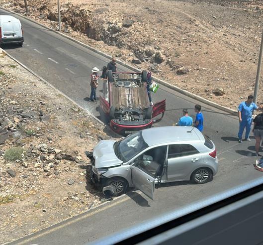 El vehículo volcado en la capital de Lanzarote.