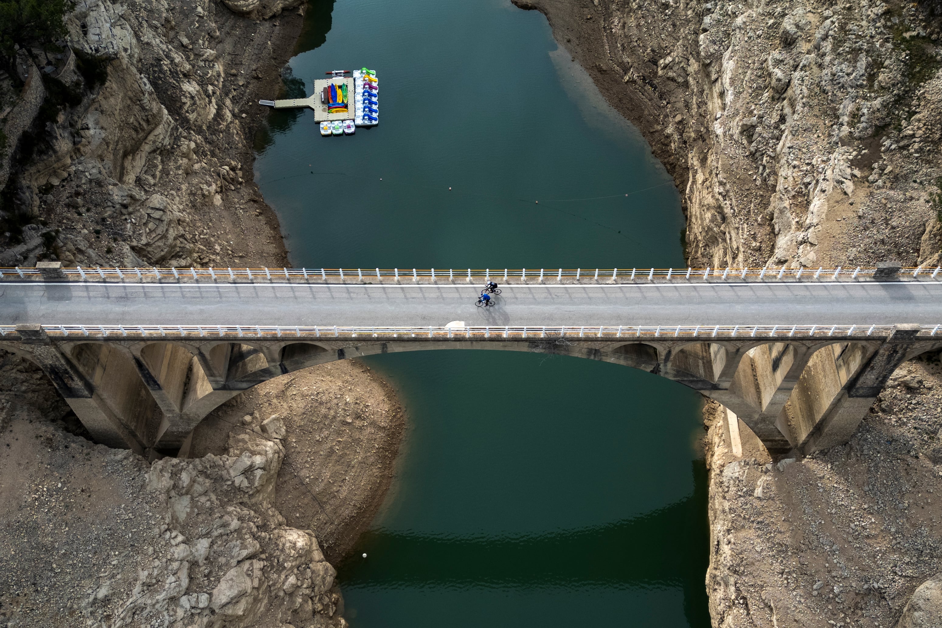 GRAFCVA8140. PUEBLA DE BENIFASAR (CASTELLÓN), 06/02/2024.- Imagen captada con un dron del embalse de Ulldecona cuando el Ministerio para la Transición Ecológica informa este martes del estado de los embalses de la cuenca del Júcar y del Segura, tras conocerse que el sistema Sénia-Maestrat, al norte de Castellón, entrará previsiblemente esta semana en situación de emergencia. EFE/Andreu Esteban
