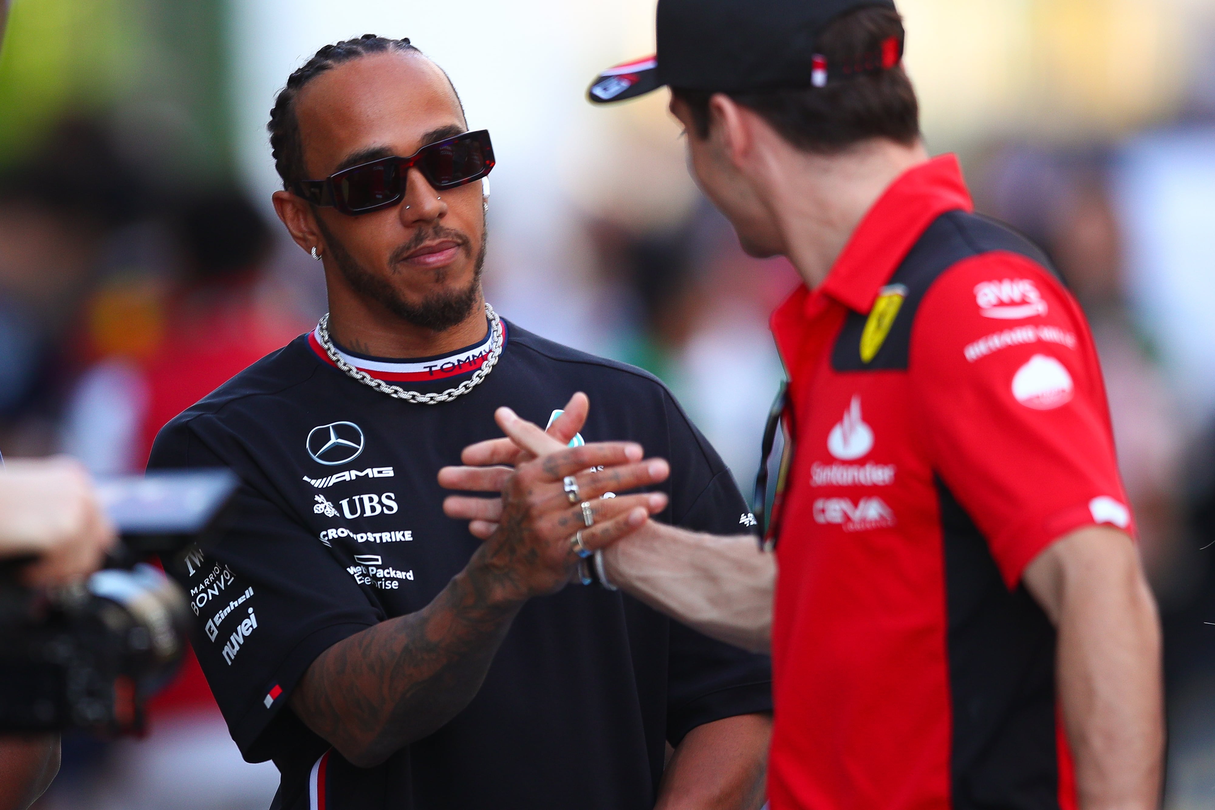 Hamilton y Leclerc, pilotos de la Fórmula 1. (Photo by Eric Alonso/Getty Images)