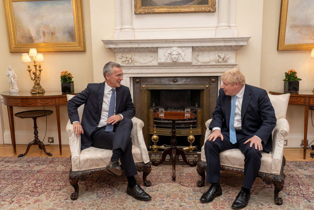  Boris Johnson sentado con Jens Stoltenberg secretario general de la Otan. 