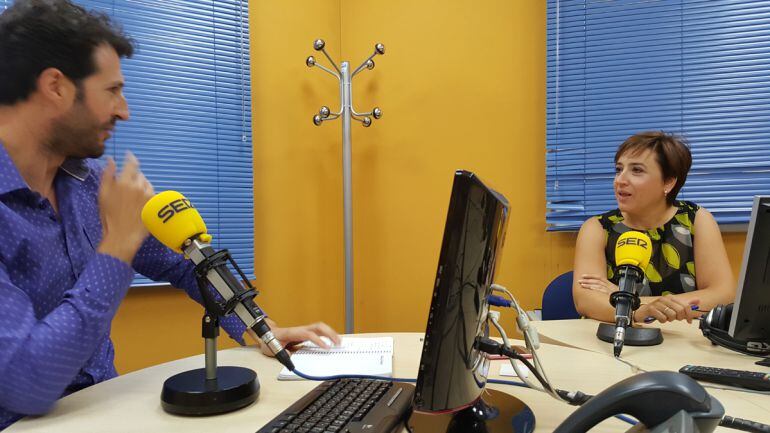 Enrique Árbol entrevista en los estudios de Radio Granada a la delegada del Gobierno de la Junta en Granada Sandra García