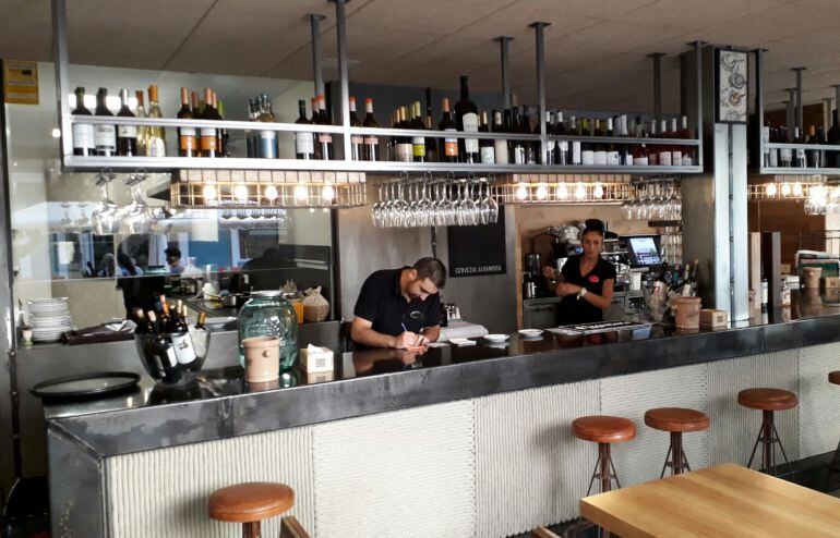 Dos personas trabajando en un bar.