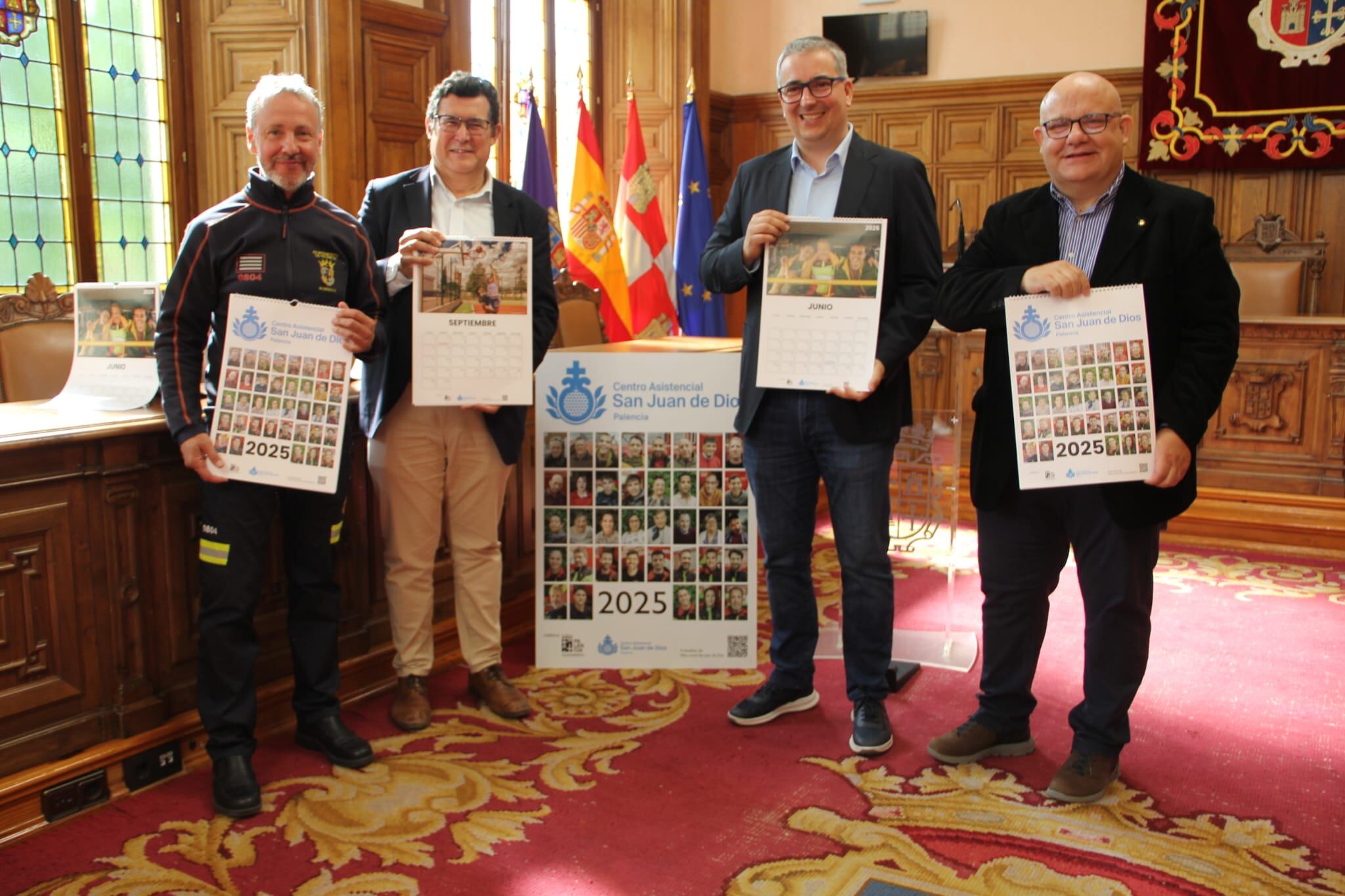 Los bomberos de Palencia y los usuarios del Centro Asistencial San Juan de Dios protagonistas de un calendario