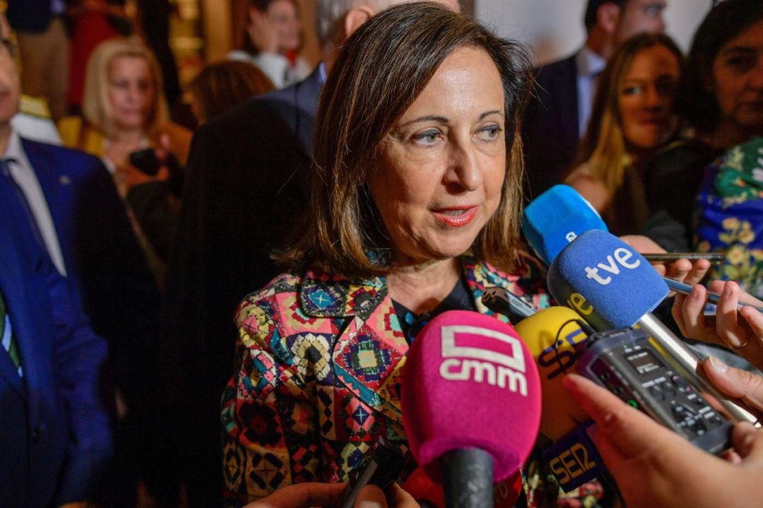 La ministra de Defensa en funciones, Margarita Robles, atiende a los medios durante la conferencia de clausura del XXXI Seminario Internacional de Seguridad y Defensa 