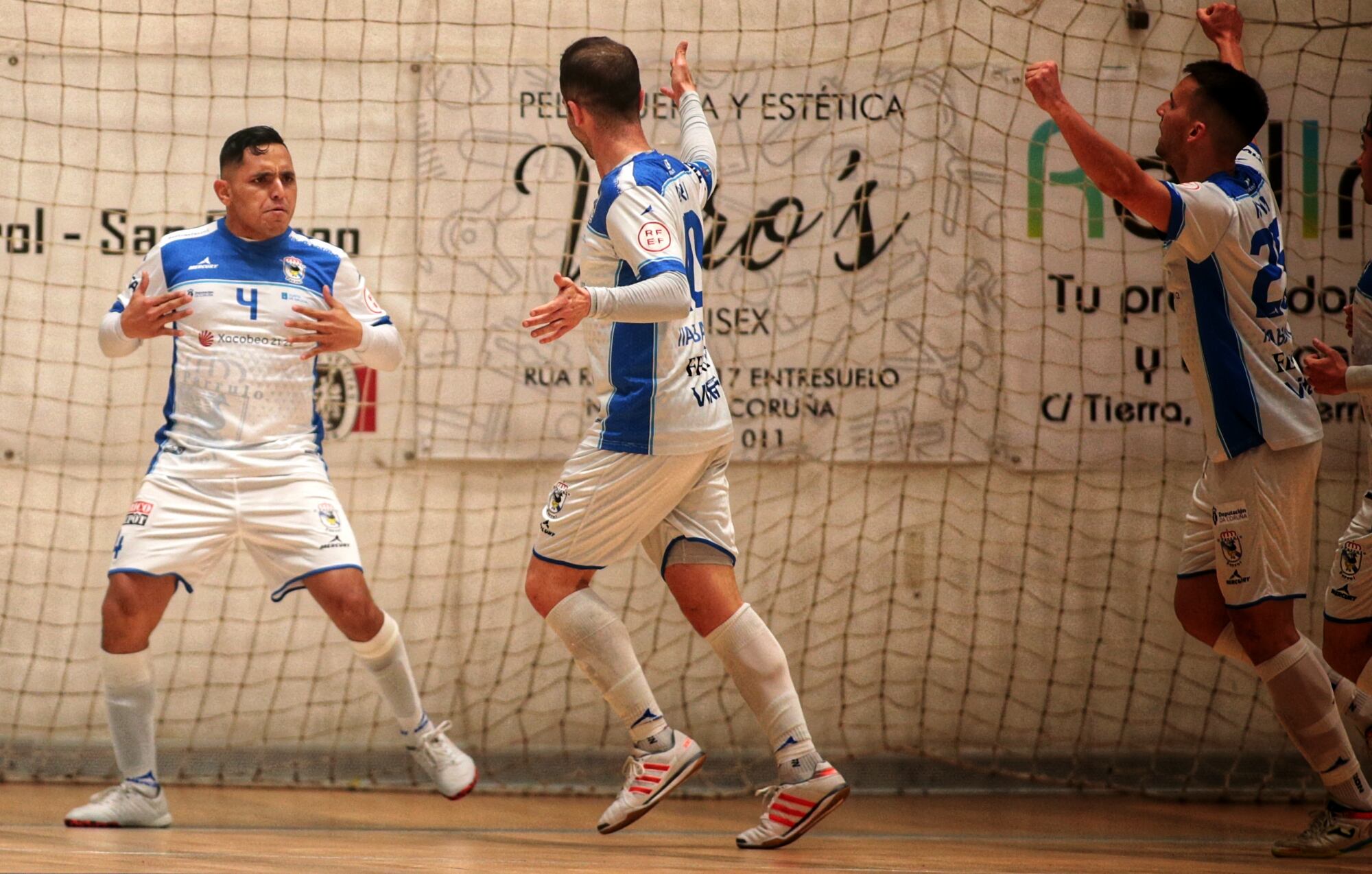 Terán celebra uno de sus goles en el O Parrulo-Antequera de A Malata