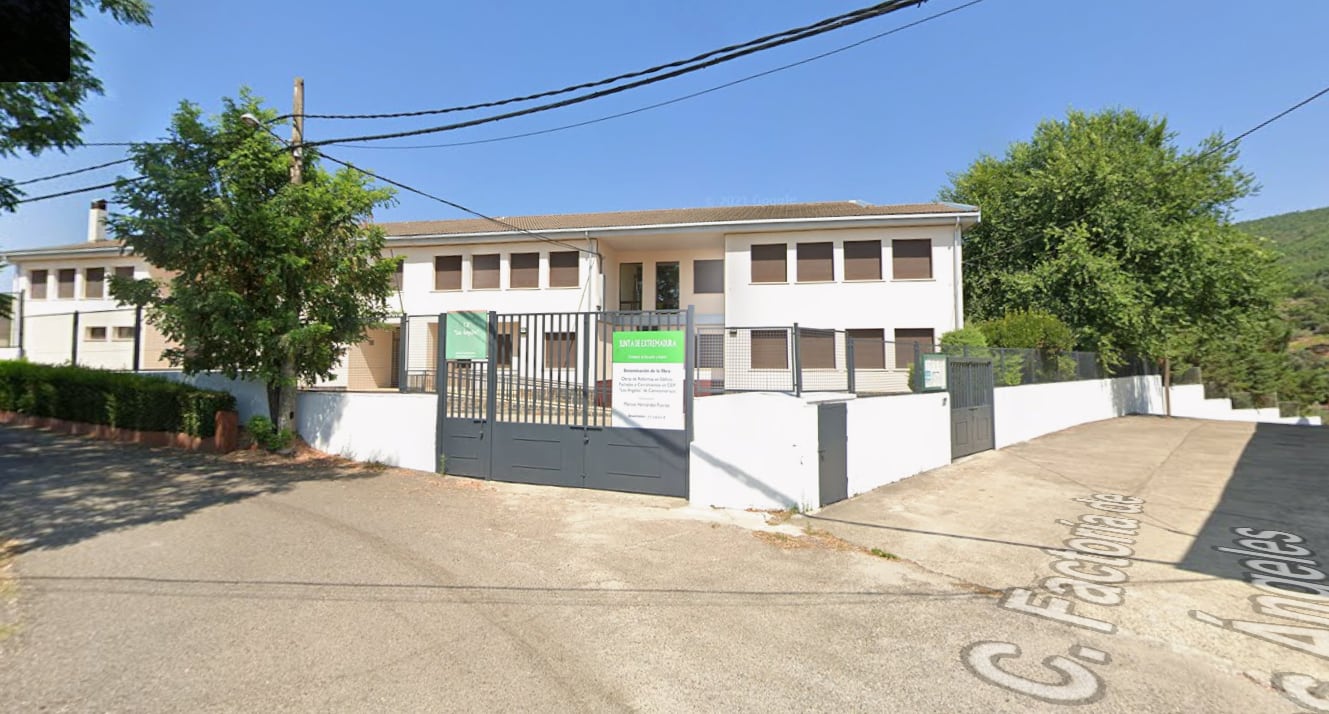 Fachada del CEIP Los Ángeles de Caminomorisco