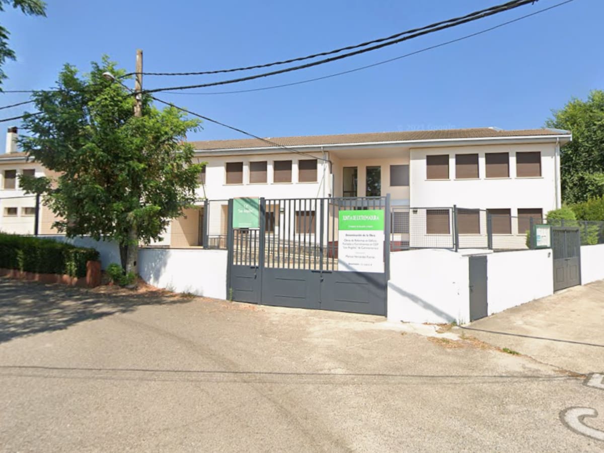 Las familias del CEIP Los Ángeles denuncian el deterioro del centro y exigen una reforma integral del tejado