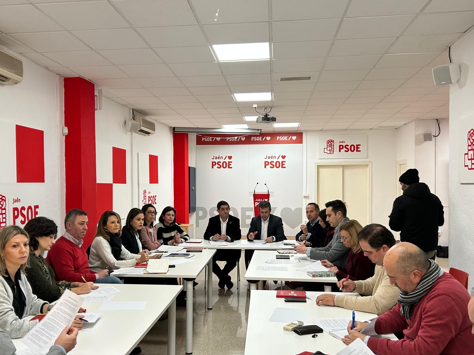 En el centro, Francisco Reyes, secretario general del PSOE de Jaén, y Julio Millán, secretario de la agrupación local.