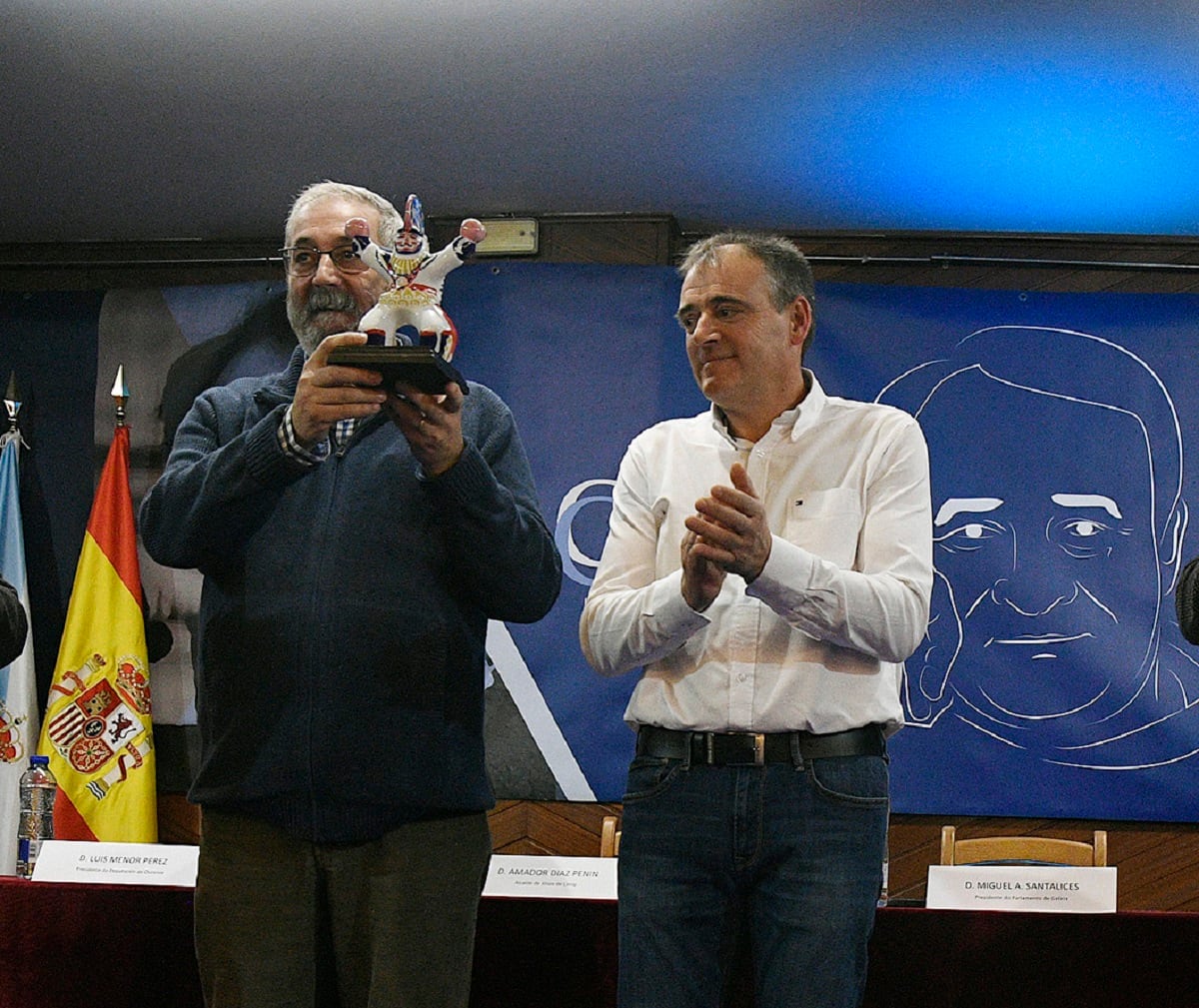 El periodista recibía el premio de manos del alcalde, Amador Díaz Penín/ Xunta de Galicia