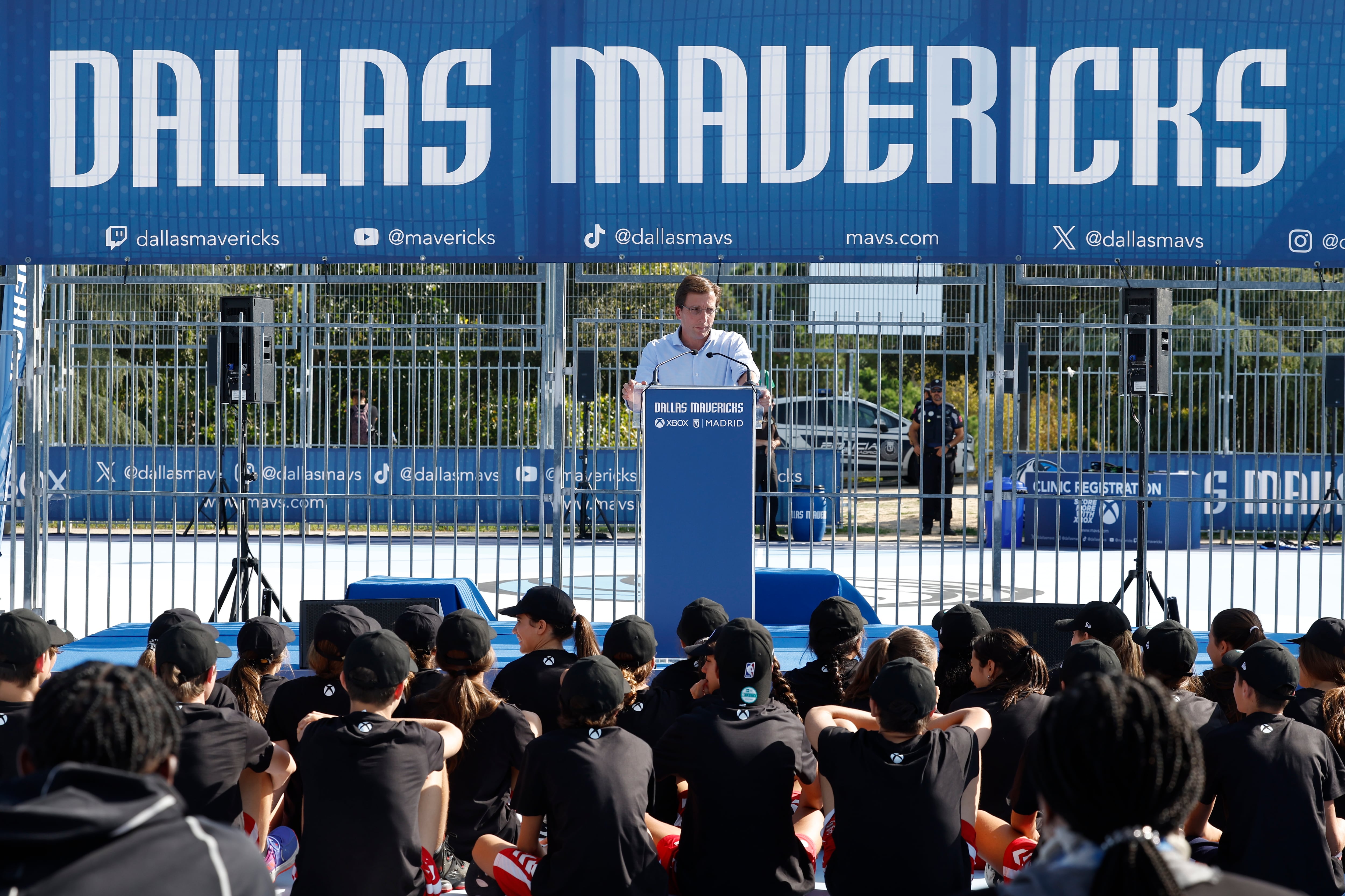 El alcalde de Madrid, José Luis Martínez-Almeida durante la inauguración este lunes de unas nuevas pistas de baloncesto en el parque de Agustín Rodríguez Sahagún en Madrid en la víspera de su partido de los Dallas Mavericks frente al Real Madrid.