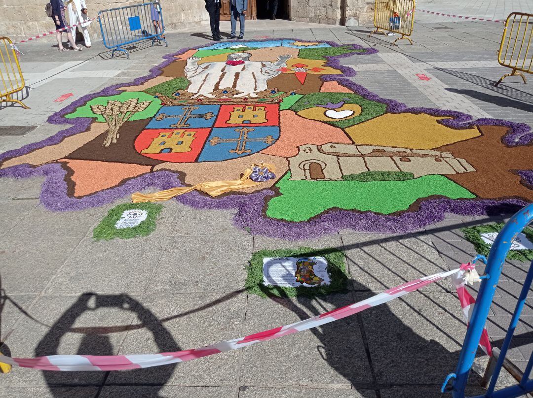 Alfombra floral a las puertas de la Catedral