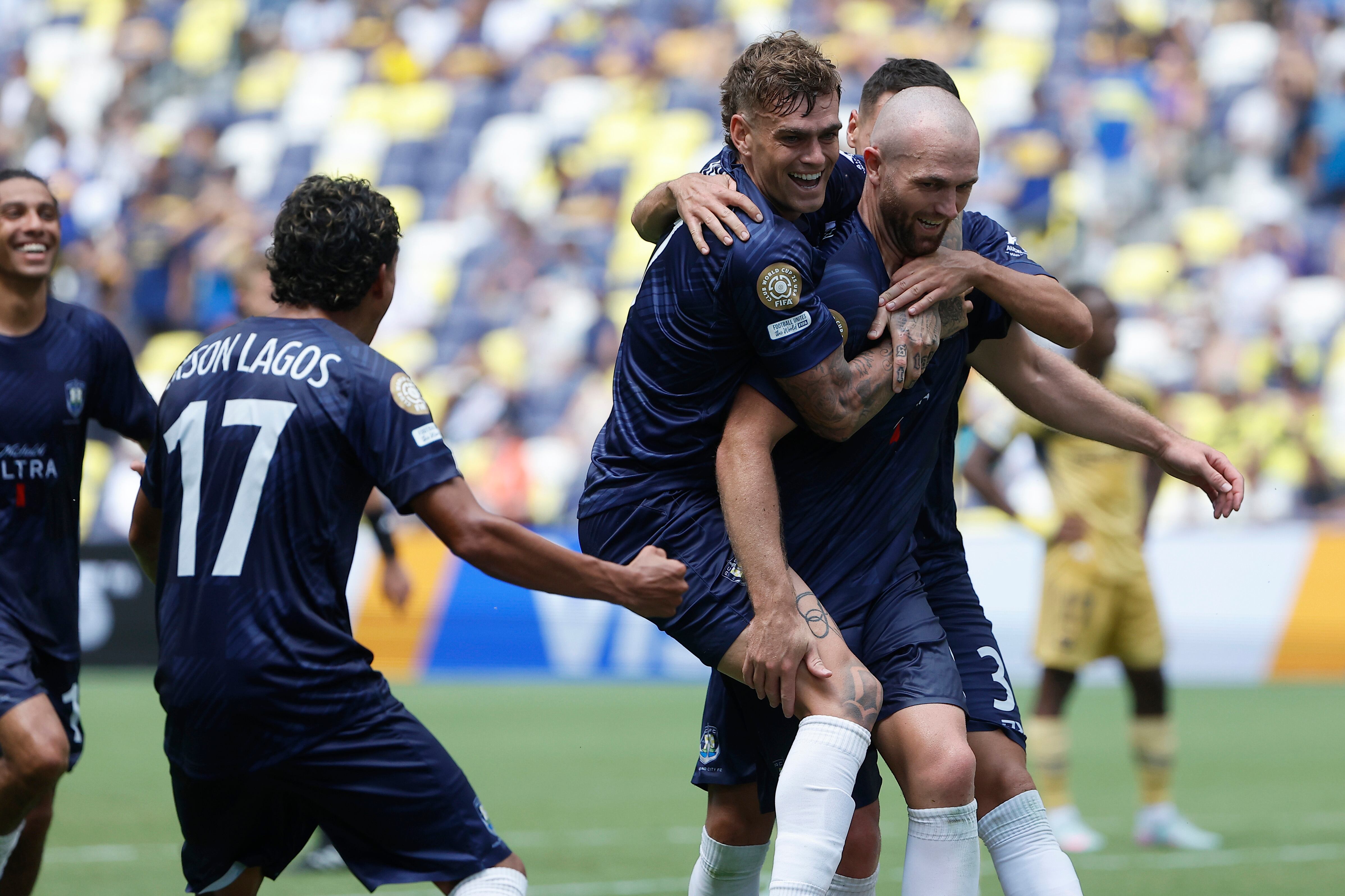 EVE6411. NASHVILLE (ESTADOS UNIDOS), 24/06/2025.- Christian Gray (d) junto a sus compañeros de Auckland celebran un gol ante Boca este martes, en un partido del Mundial de Clubes entre Auckland City y Boca Juniors en el estadio Geodis Park en Nashville (EE.UU.). EFE/ Juan Ignacio Roncoroni