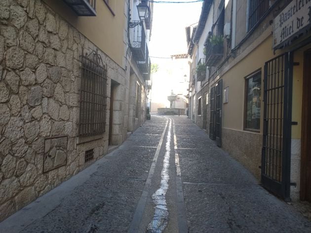 Calle de Pastrana con la fuente de los 4 caños al fondo