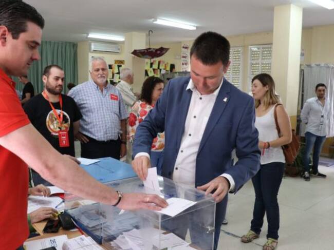 Daniel Campos (PSOE) vota.