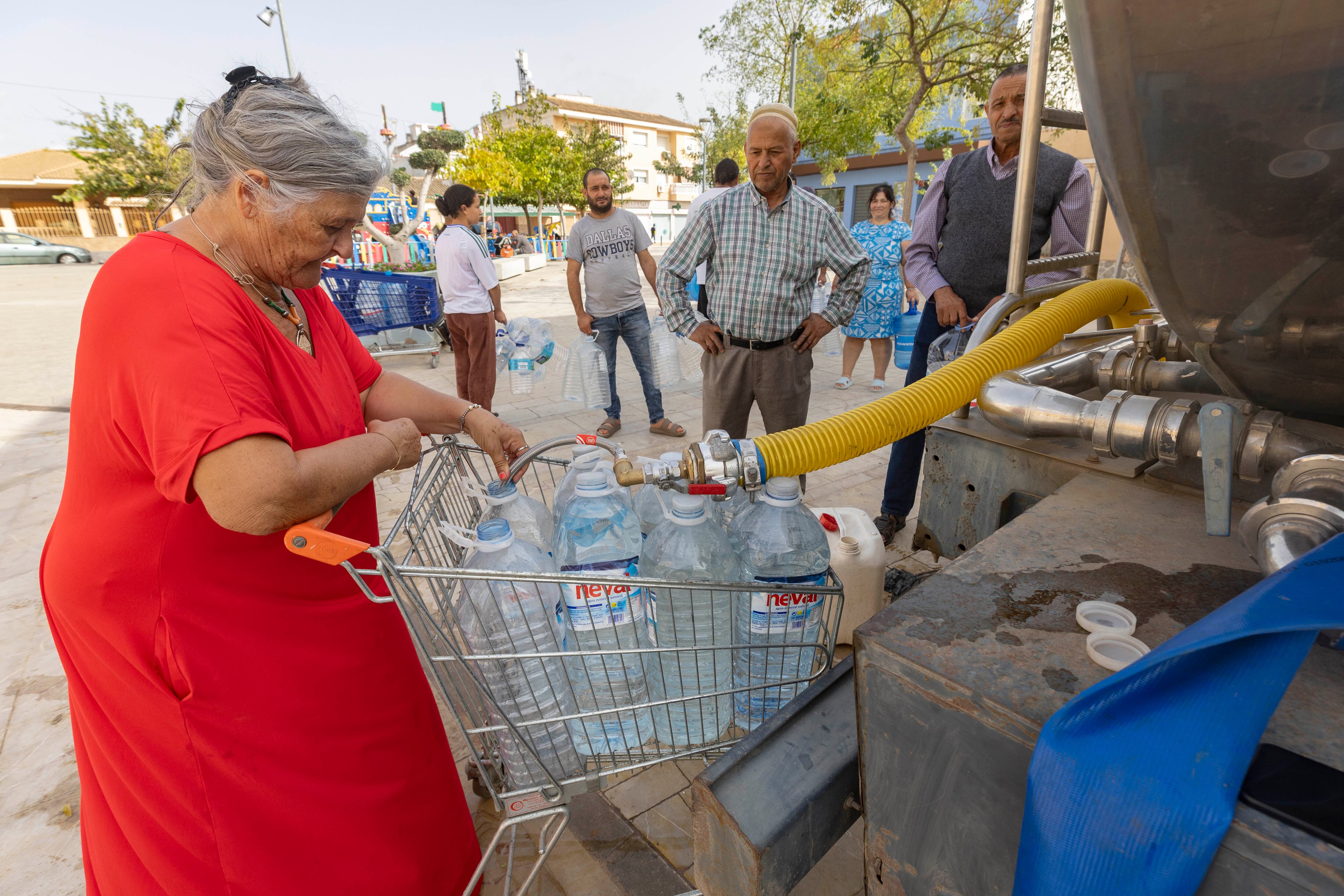 ROLDÁN (MURCIA), 12/10/2025.- Varias personas hacen cola para llenar garafas de agua potable de un camión cisterna este domingo en Roldán, (Murcia). La infiltración de agua de escorrentía por las lluvias torrenciales de la dana Alice ha contaminado la potable en San Javier, Los Alcázares y San Pedro del Pinatar, las pedanías murcianas de Baños y Mendigo, Lobosillo y Avileses y en Torre Pacheco en El Jimenado, Roldán, Balsicas, Dolores de Pacheco, San Cayetano, Santa Rosalía, Las Cantandas, Las Barrientas, La Almazara y Agrodolores. EFE/Marcial Guillén
