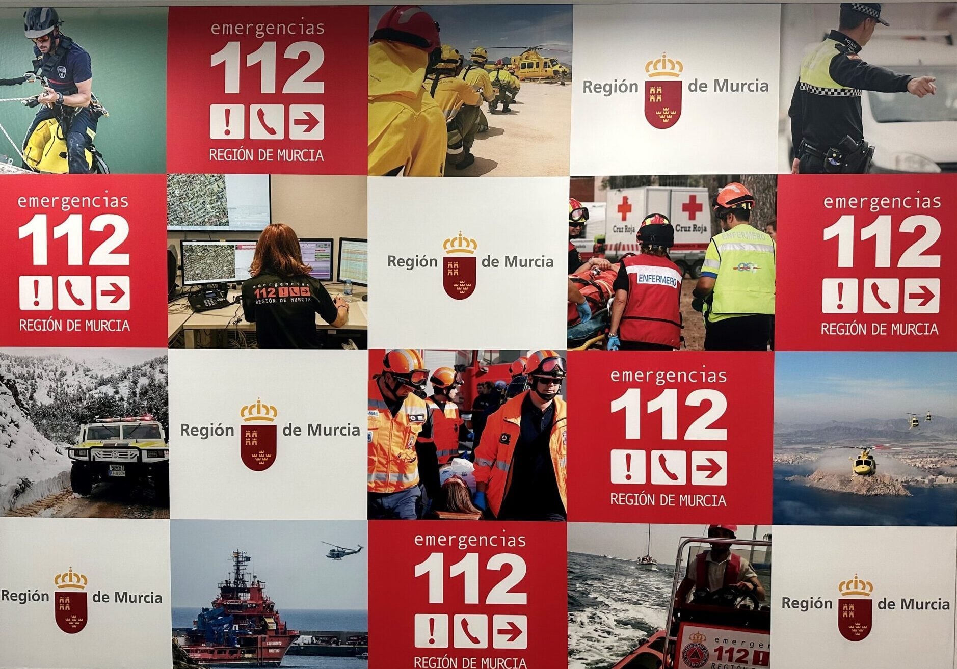 Servicios de emergencias intervienen en un incendio en un solar de Lorca.