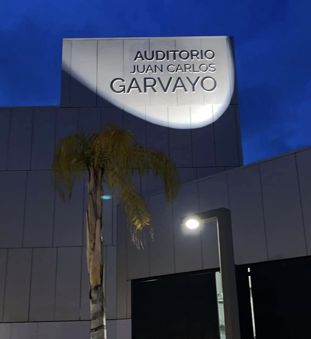 Fachada iluminada del centro de desarrollo turístico con el nombre del pianista motrileño Juan Carlos Garvayo