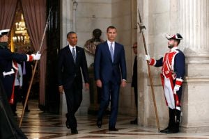 El rey Felipe VI, junto a Barack Obama en su llegada al salón de las Columnas del Palacio Real