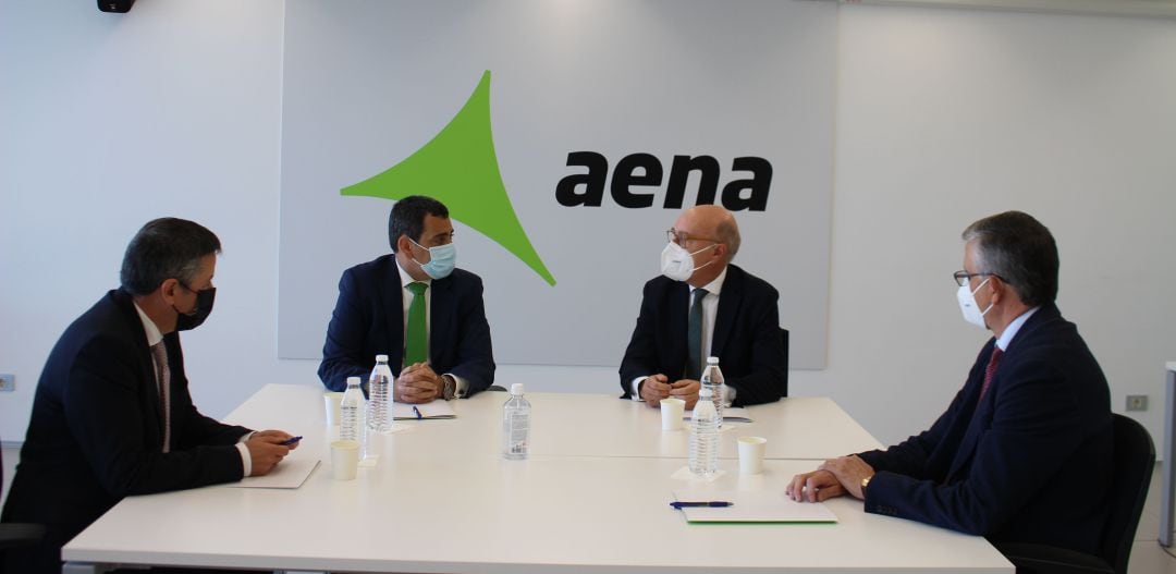 El consejero de Fomento e Infraestructuras, José Ramón Díez de Revenga, y el consejero ejecutivo y director general de aeropuertos de Aena, Javier Marín