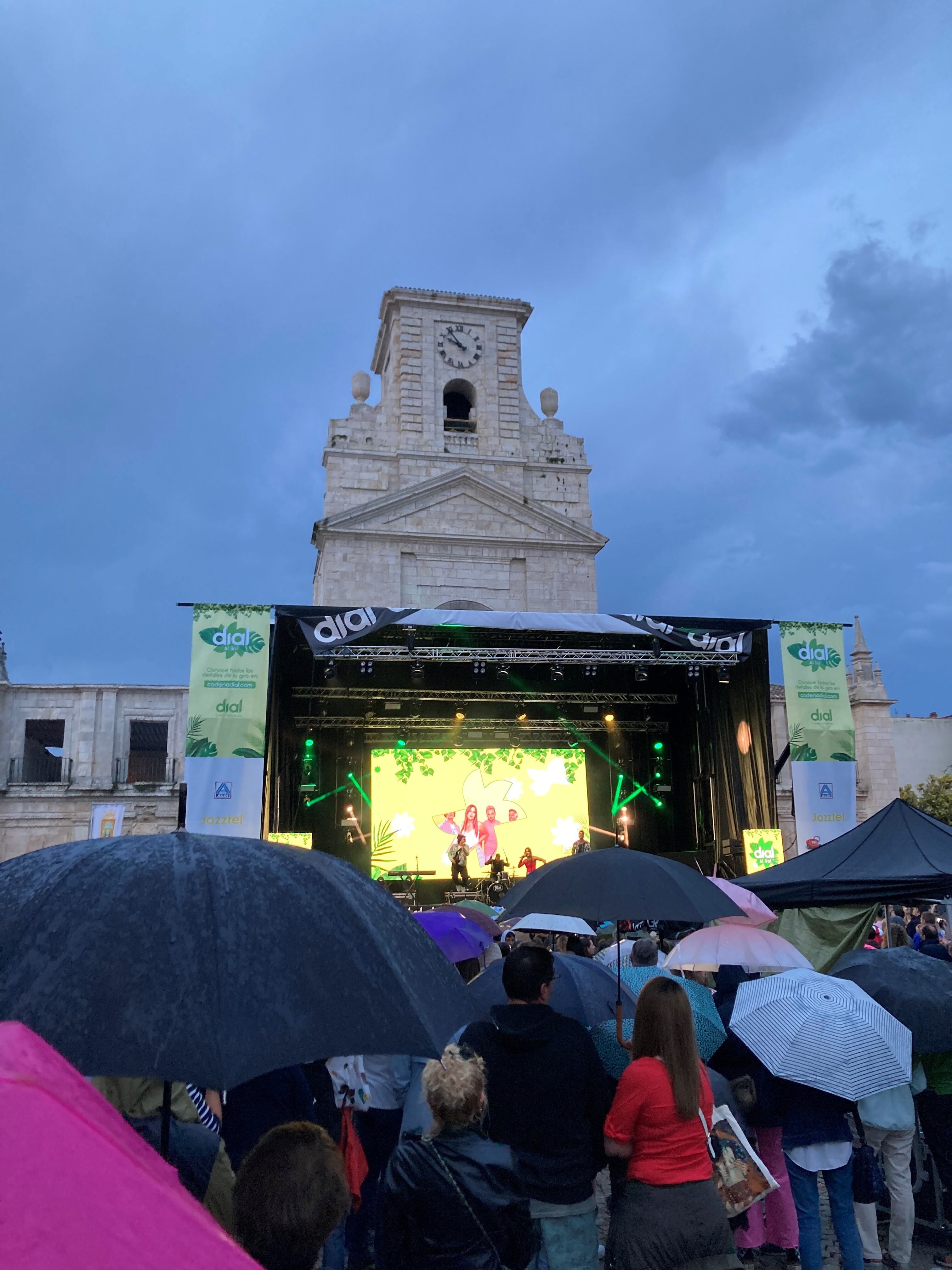 Los paraguas acompañaron al público, sobre todo al principio del concierto