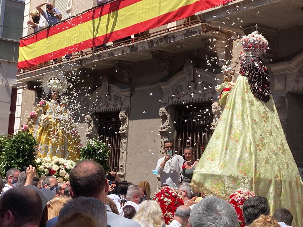 La Virgen de Loreto y la &#039;Morenica&#039; reciben una lluvia de pétalos en Algezares