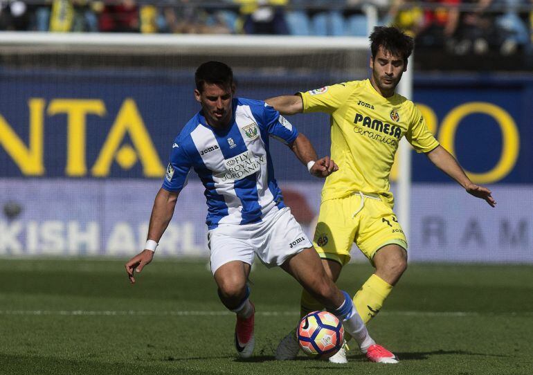 Manu Trigueros (Villareal) disputa el balón con Unai López (Leganés)