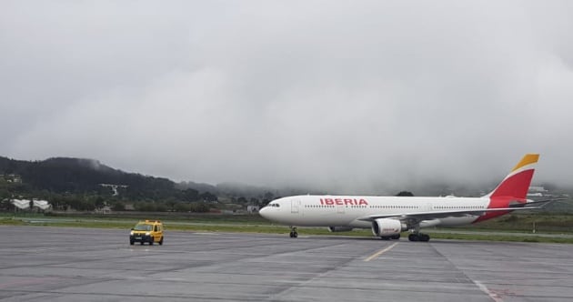 El A330-200 de Iberia segundos antes de ubicarse en la posición designada en la plataforma de Tenerife Norte al llegar por primera vez a la isla