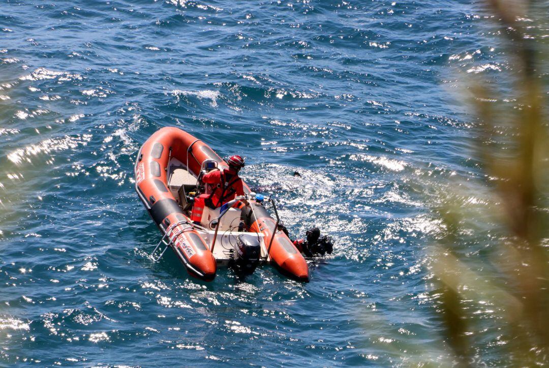 Equips d'emergències buscant l'home desaparegut a Tossa de Mar