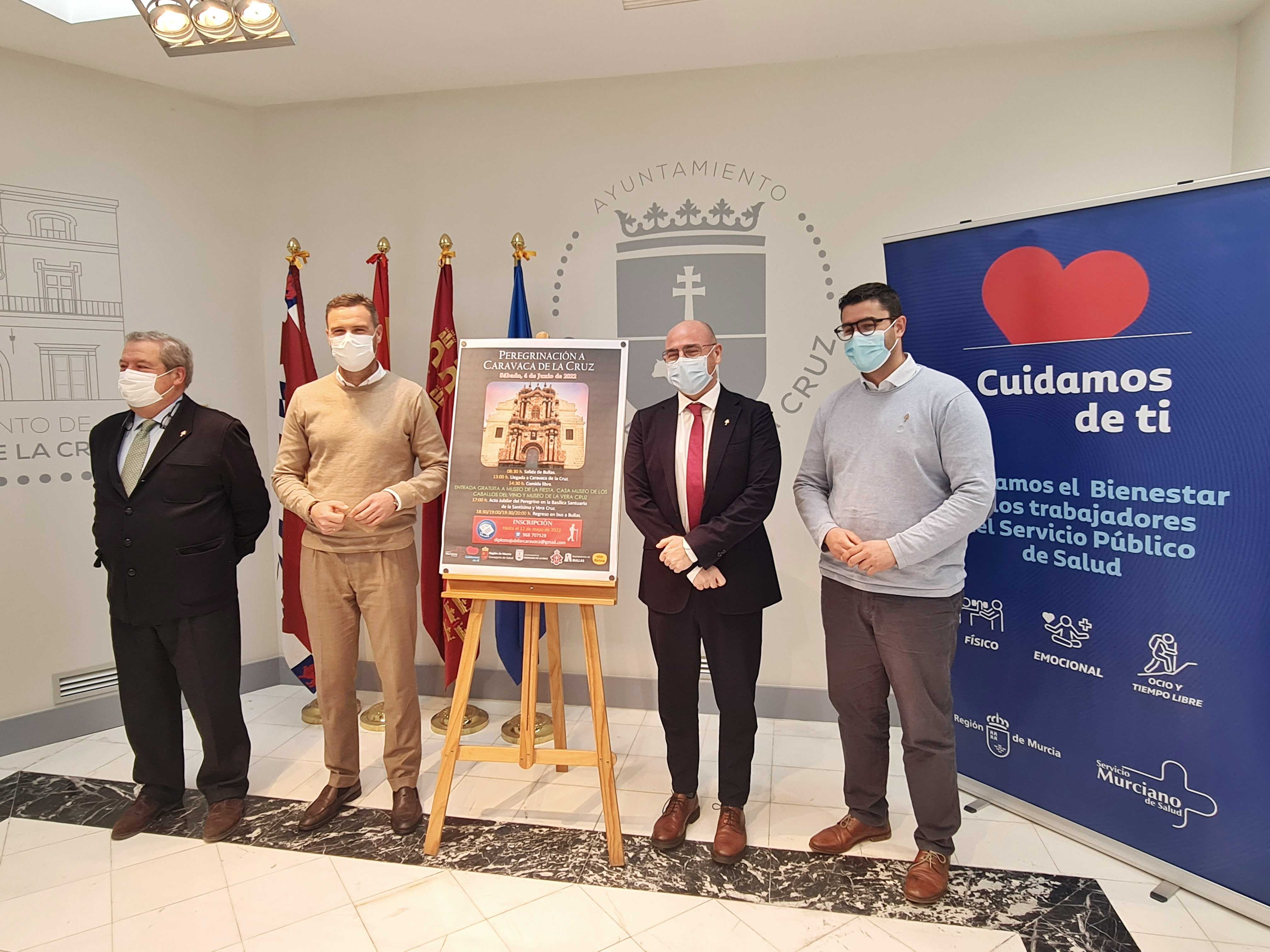 Momento de la presentación por parte del alcalde, el gerente del Servicio Murciano de Salud, el l concejal de Turismo y el hermano mayor de la Cofradía de la Vera Cruz