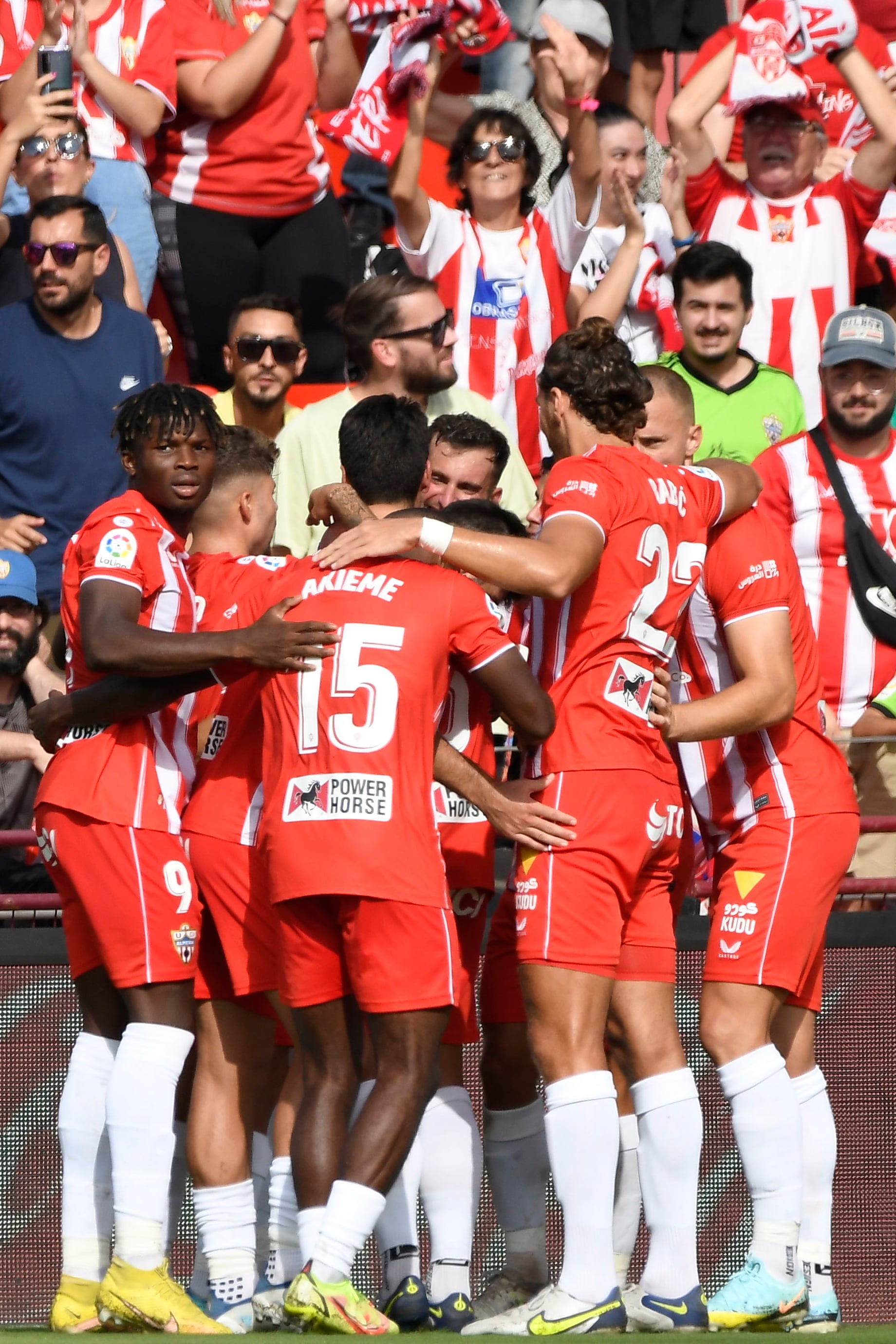 ALMERÍA, 29/10/2022.- Los jugadores  del Almería celebran un tanto ante el Celta de Vigo durante el partido de la 12ª jornada de LaLiga disputado este sábado en el Power Horse Stadium de Almería. EFE/Carlos Barba
