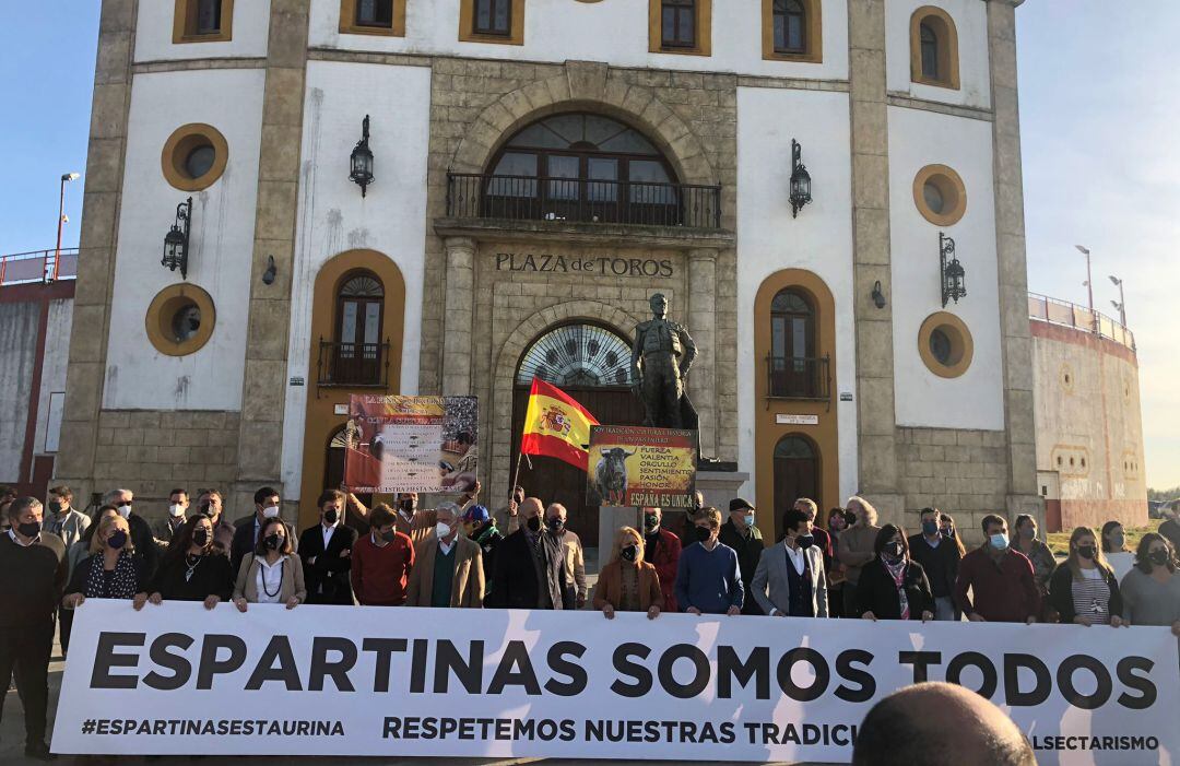 Imagen de la concentración de profesionales y aficionados a las puertas de la plaza de toros de Espartinas