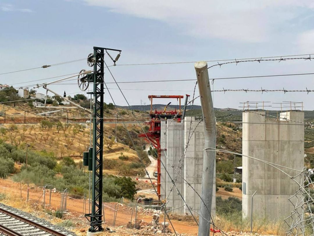 Construcción del viaducto de Riofío en la Variante de Loja de la línea de alta velocidad ferroviaria entre Antequera y Granada