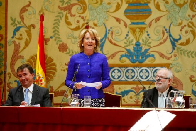 José Carrillo, Esperanza Aguirre y Carlos Berzosa durante la toma de posesión del primero como rector de la Complutense.