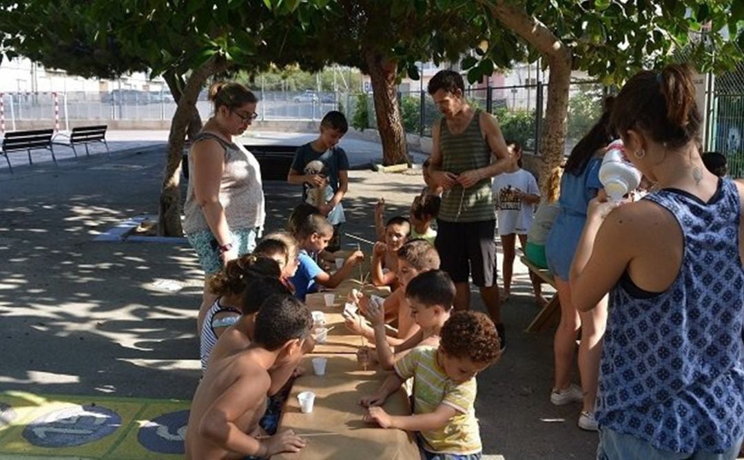 Un grupo de niños participa en la Escuela de Verano