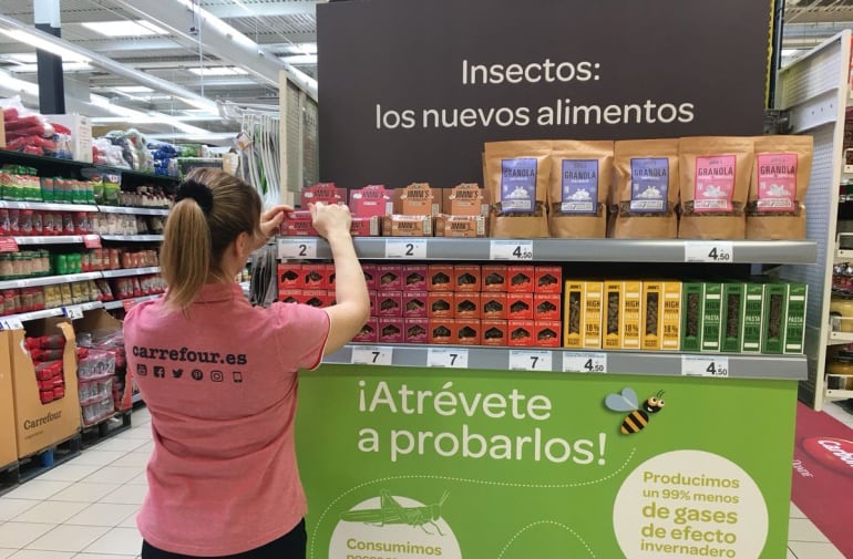 Imagen de un stand de Carrefour con los nuevos productos