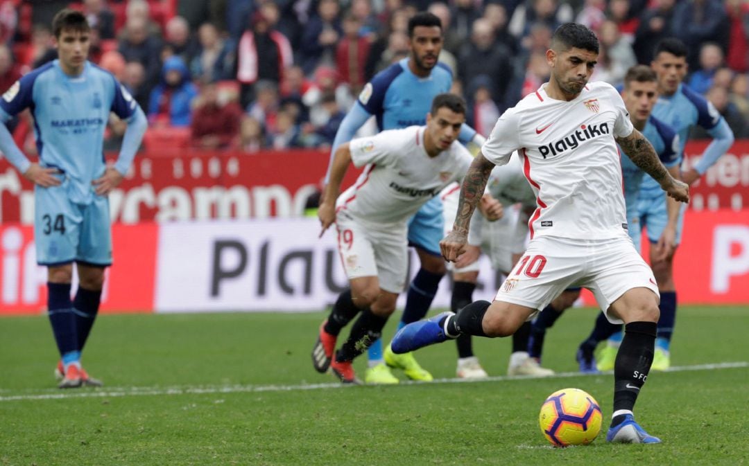 El centrocampista argentino del Sevilla Ever Banega marca de penalti el primer gol ante Girona.
