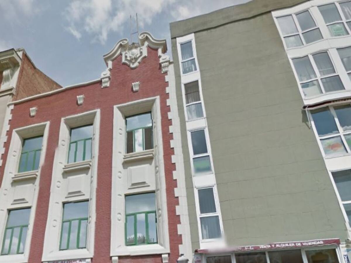 El Ayuntamiento ordena clausurar la antena del edificio de Telefónica frente a la Plaza de Abastos de Palencia