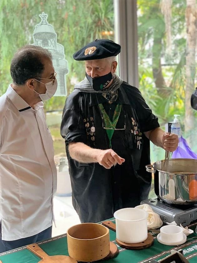 Fernando Córdoba, a la izquierda, junto a uno de los miembros de la Cofradía del Queso Idiazábal de Ordizia