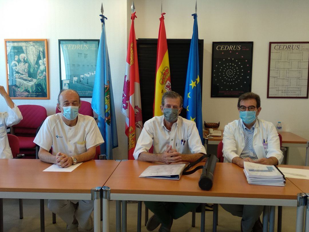Imagen de archivo de una de las reuniones de trabajo enre los redactores del proyecto del nuevo hospital y la dirección del Santos Reyes. En el centro Carlos Sobrini, arquitecto de Berna 10 flanqueado por Evaristo Arzalluz, gerente del hospital arandino (izqda) y Antonio García Balcells, director de gestión (dcha)