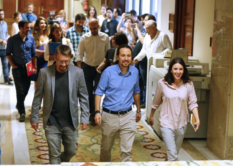 El líder de Podemos, Pablo Iglesias (i), la portavoz de dicha formación, Irene Montero, y los portavoces de En Comú Podem, Xavier Doménech (i), y de IU, Alberto Garzón (d), durante la reunión mantenida con el líder del PSOE, Pedro Sánchez y sus respectivo