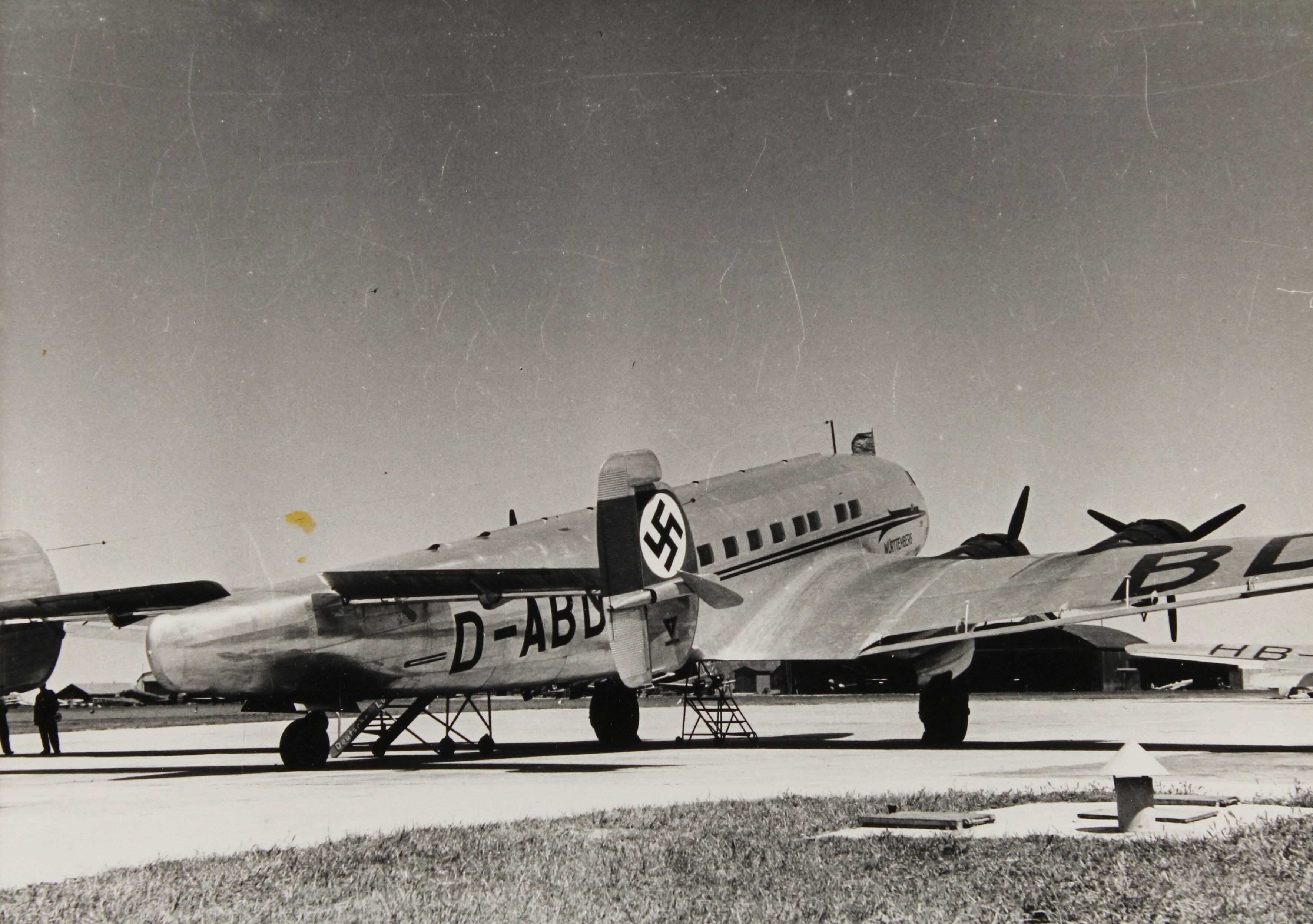 Un avión de Lufthansa con una esvástica en su fuselaje en 1938