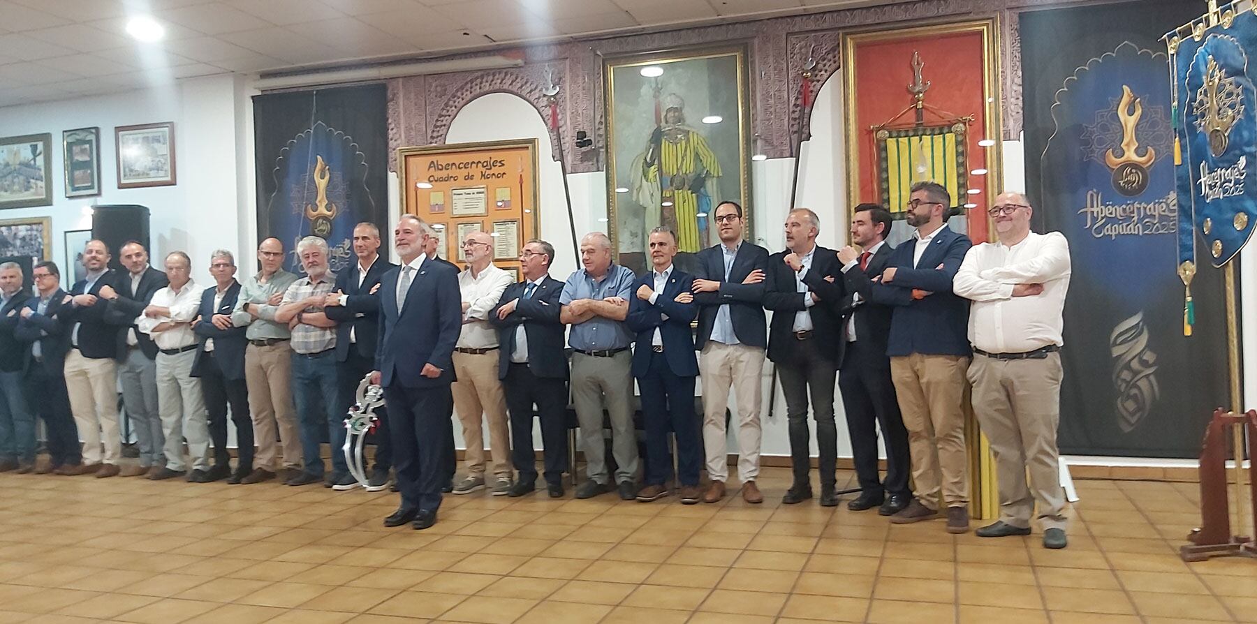 Indalecio Carbonell, al frente de una amplia escuadra y con la heráldica presidiendo el momento