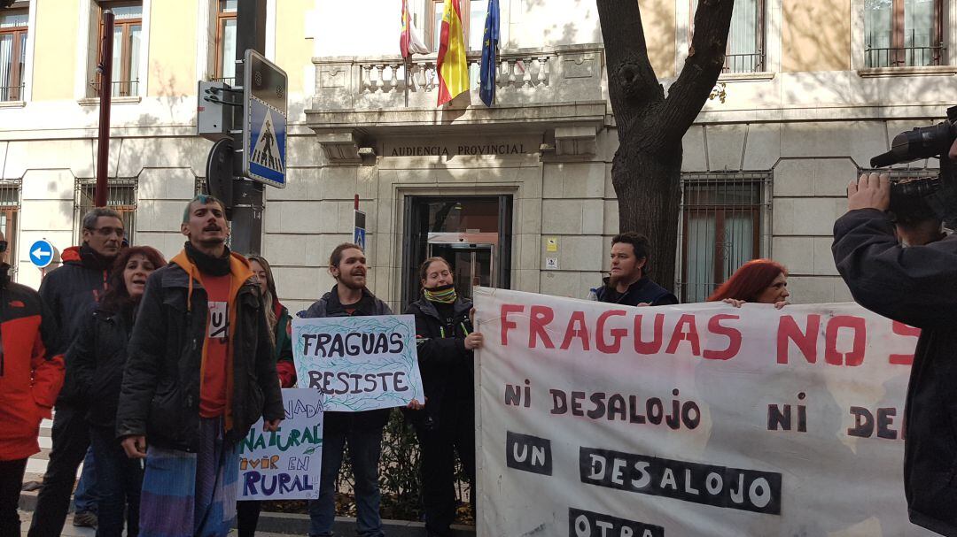 Concentración frente a la Audiencia Provincial