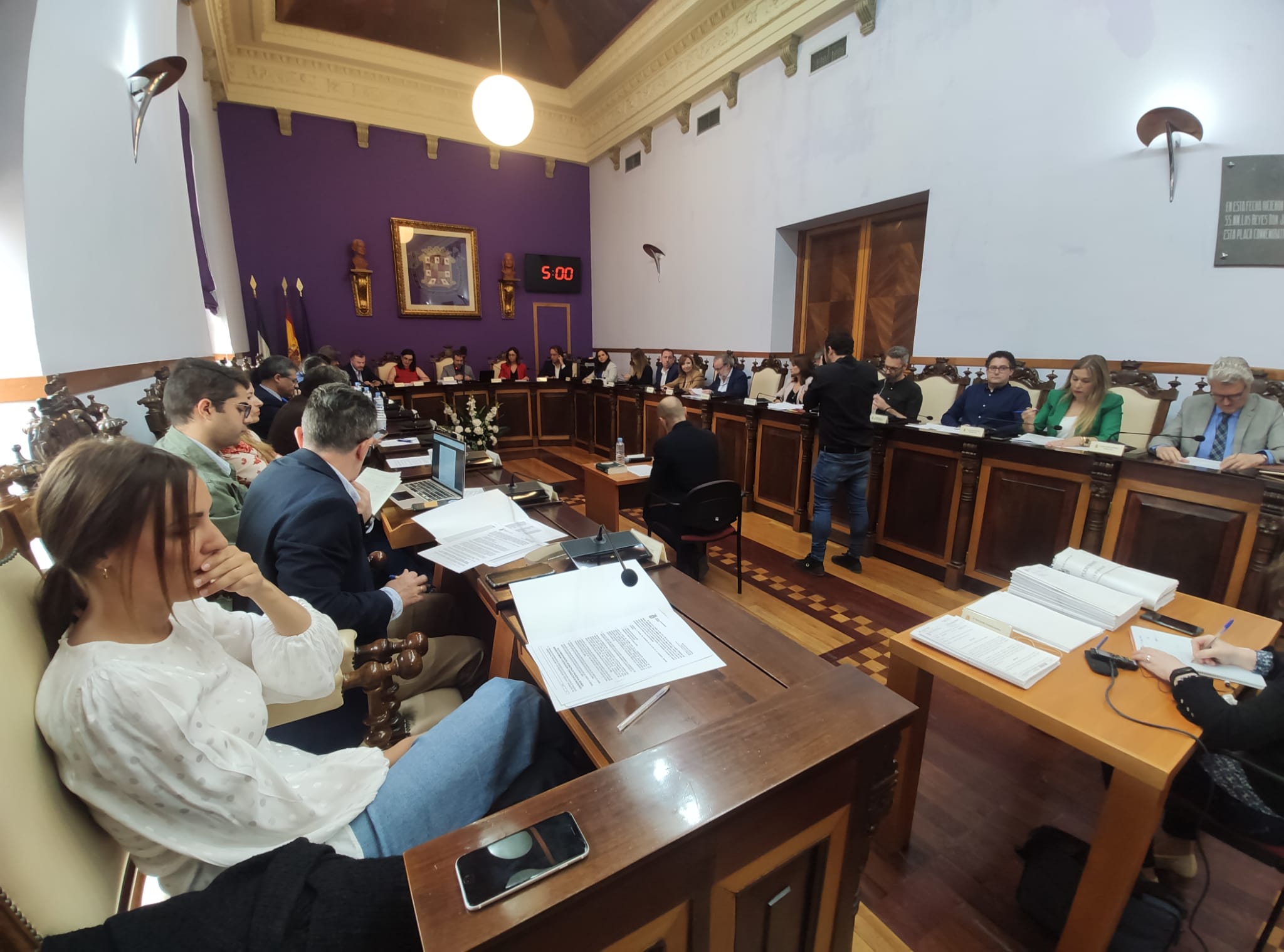 Concejalas y concejales abordando su último pleno municipal de la legislatura 2019-2023 en el Ayuntamiento de Jaén