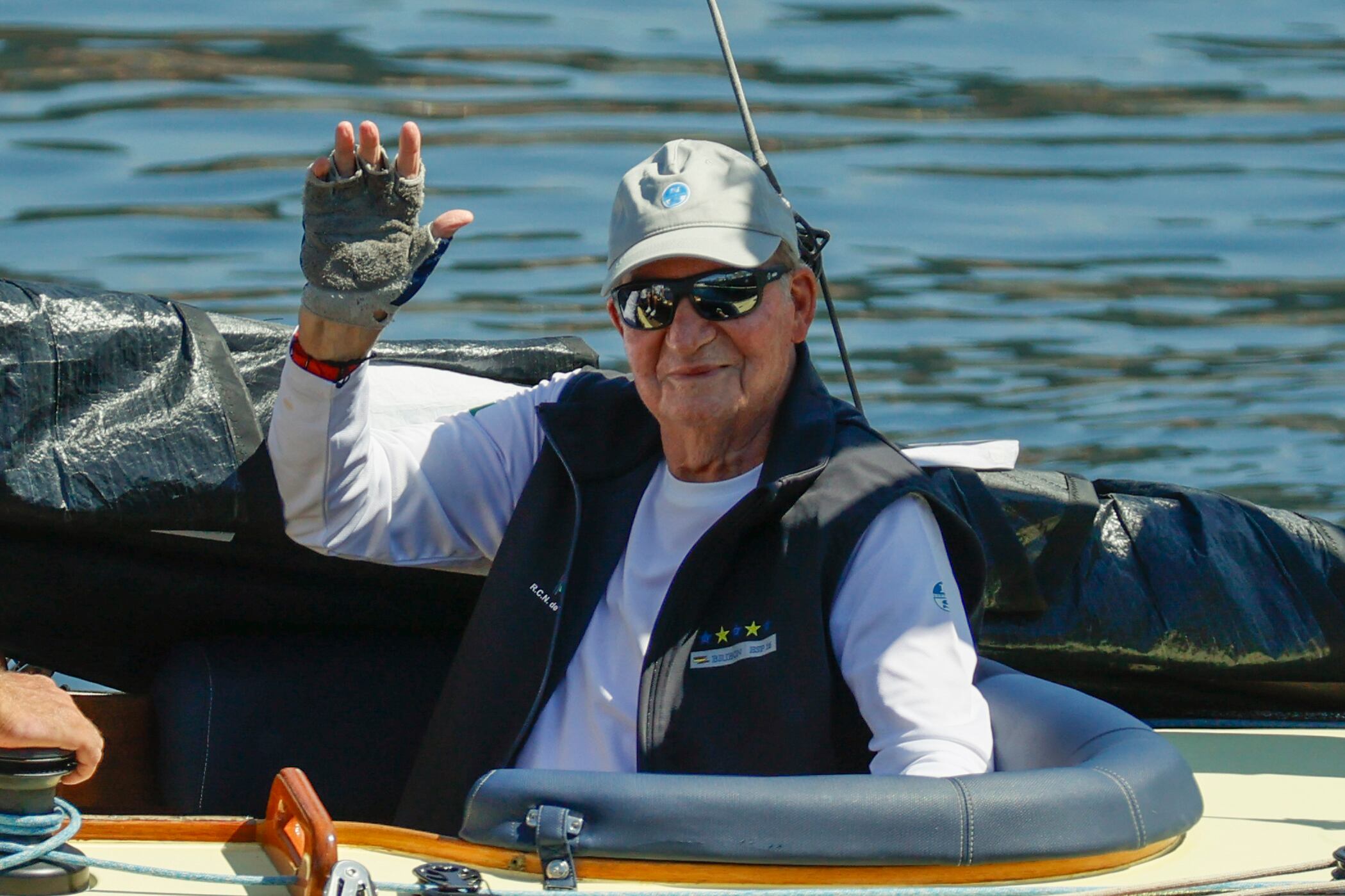 El rey Juan Carlos I, a bordo del Bribón, al inicio este domingo de la segunda jornada de regata en el puerto de Sanxenxo