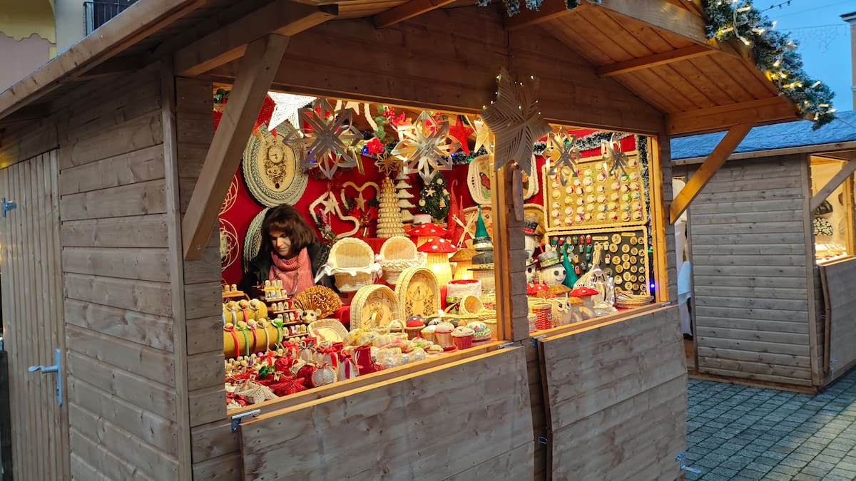 El mercado navideño abre sus puertas en la plaza del Ayuntamiento de Ponferrada